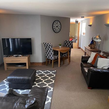 Large 2-Bed House Derbyshire Off Chatsworth Rd Chesterfield Bagian luar foto