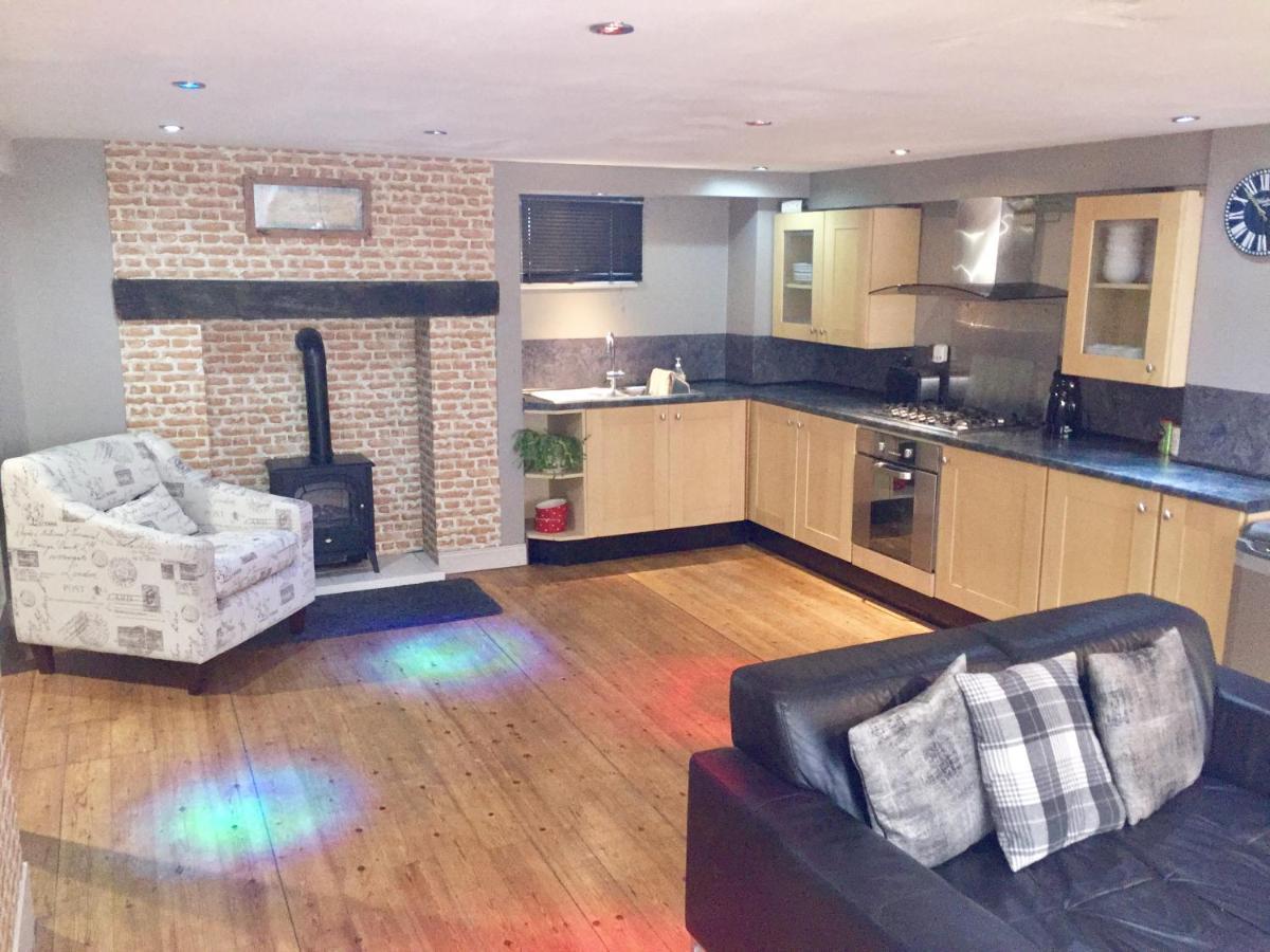 Large 2-Bed House Derbyshire Off Chatsworth Rd Chesterfield Bagian luar foto